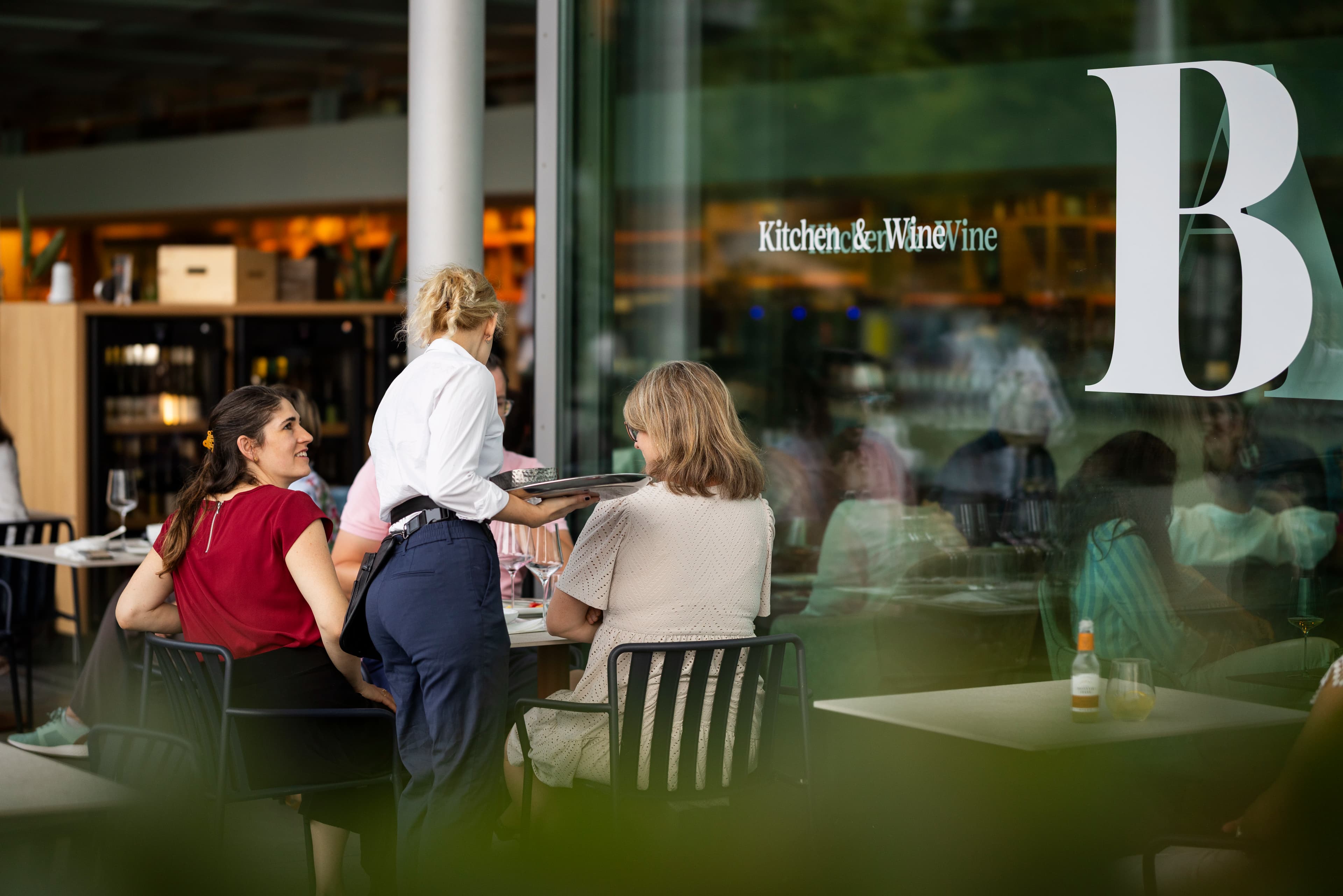 Seebar Kitchen & Wine Service Terrasse im KKL Luzern