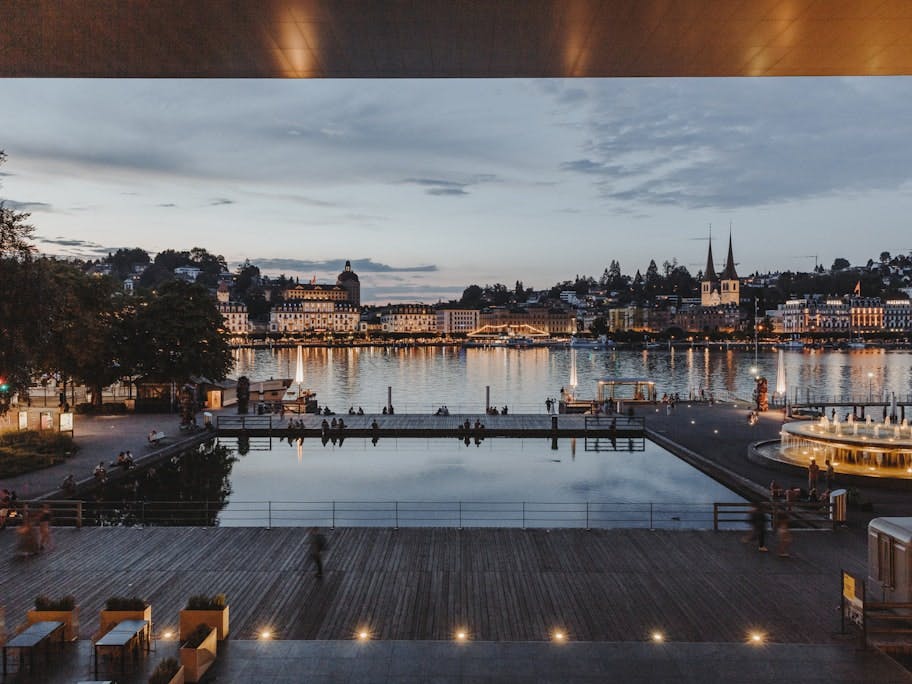 Die Luzerner Terrasse im KKL Luzern mit Blick auf Luzern am Abend