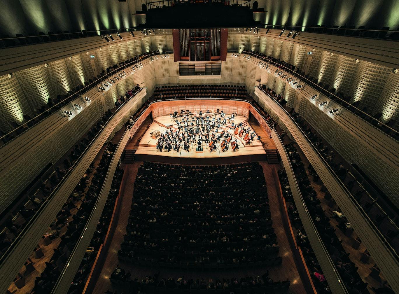 Klassisches Konzert im Konzertsaal des KKL Luzern mit Sicht vom 4. Balkon auf die Bühne.