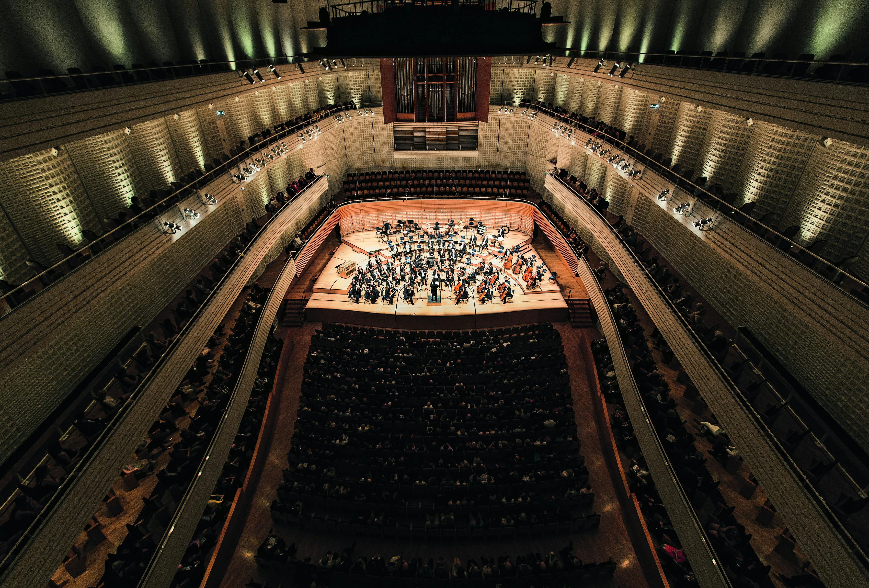 Klassisches Konzert im Konzertsaal des KKL Luzern mit Sicht vom 4. Balkon auf die Bühne.