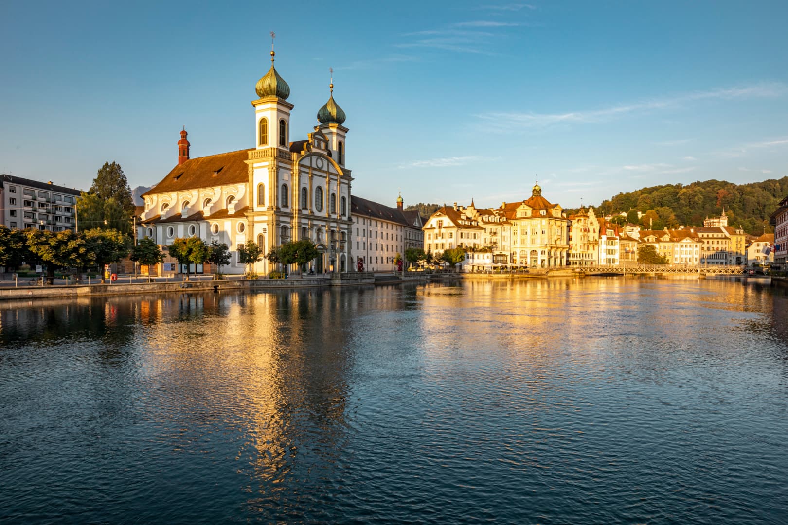 Jesuitenkirche Reuss beim Sonnenaufgang in Luzern Jesuitenkirche Reuss beim Sonnenaufgang in Luzern